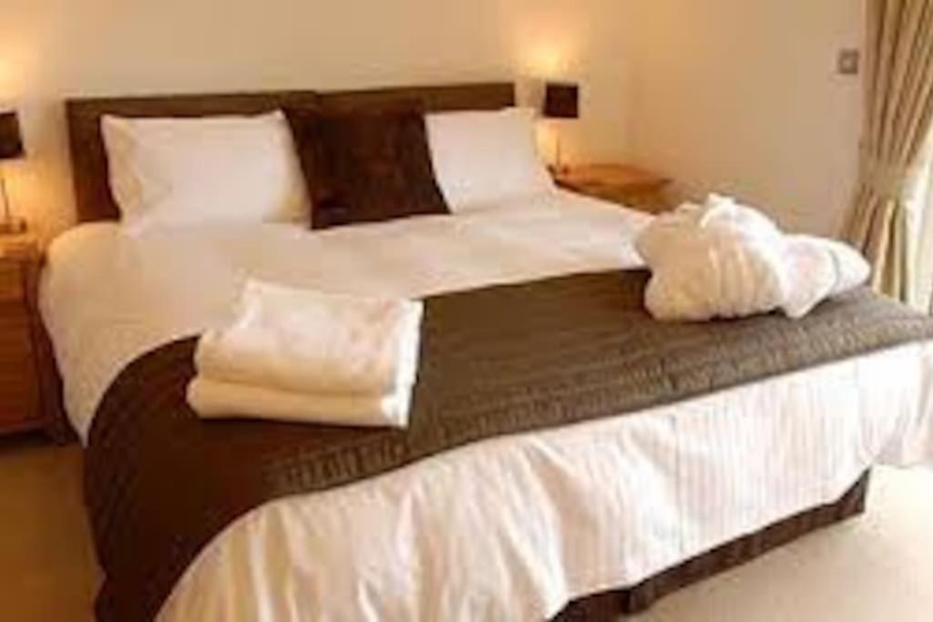 Kingfisher Hot Tub & Log Burner House On Premium Lakeside With Resort Facilities St Columb Major Ngoại thất bức ảnh