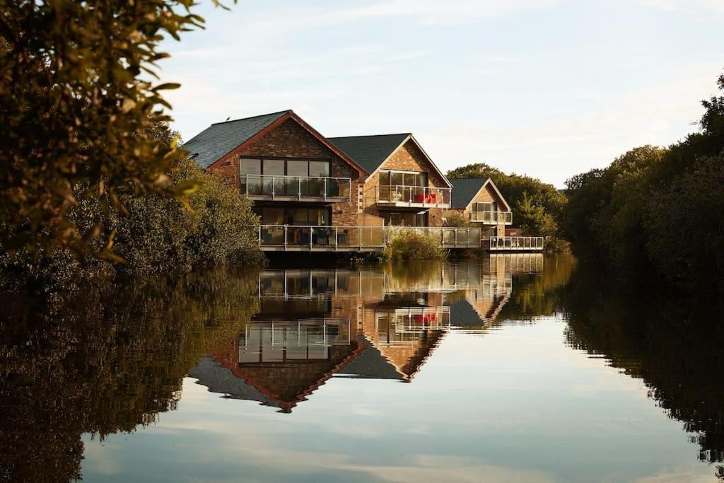Kingfisher Hot Tub & Log Burner House On Premium Lakeside With Resort Facilities St Columb Major Ngoại thất bức ảnh