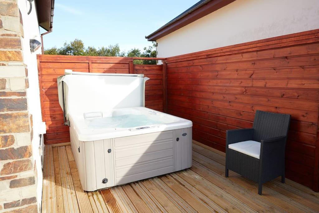 Kingfisher Hot Tub & Log Burner House On Premium Lakeside With Resort Facilities St Columb Major Ngoại thất bức ảnh