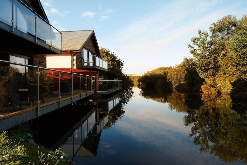 Kingfisher Hot Tub & Log Burner House On Premium Lakeside With Resort Facilities St Columb Major Ngoại thất bức ảnh